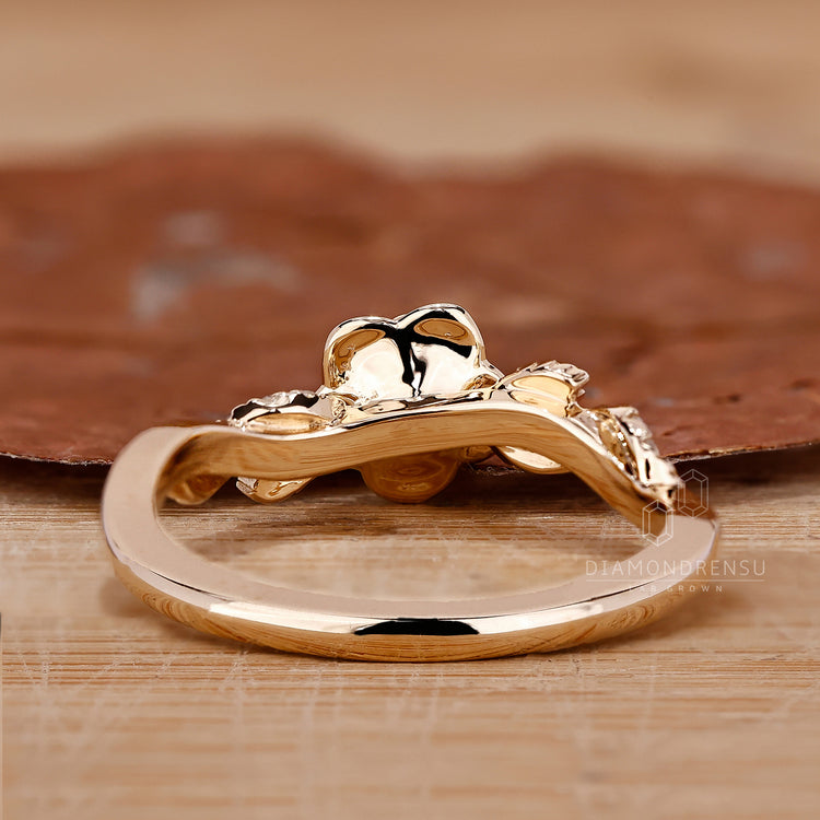 IGI certified round diamond ring twisted pave.