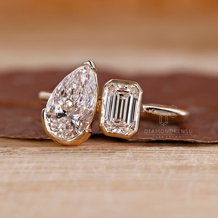 Lab grown toi et moi ring pear emerald diamond.
