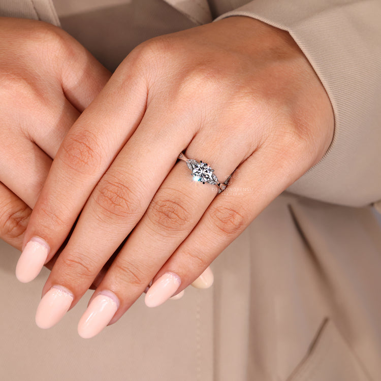 Round cut diamond ring IGI certified setting.