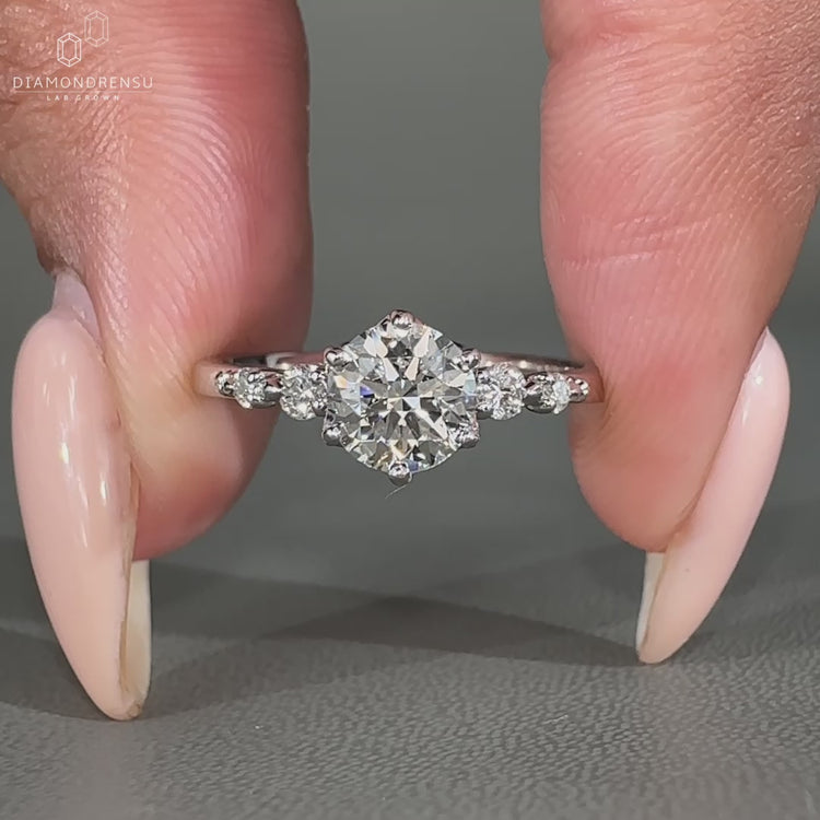 Diamondrensu AU ring featuring 6 prong round diamond setting.
