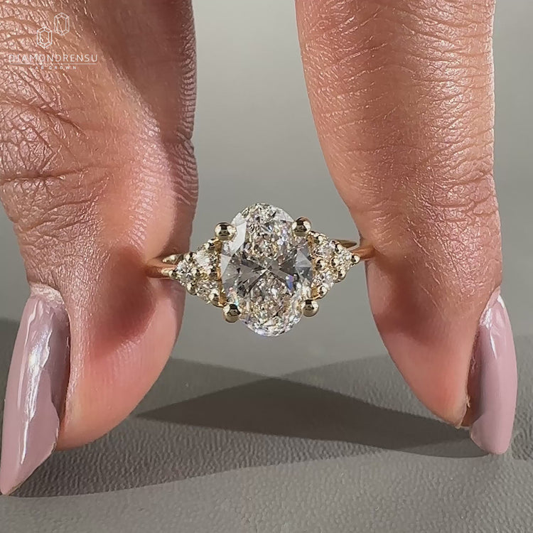 Round cut side stones ring in muse setting ring.
