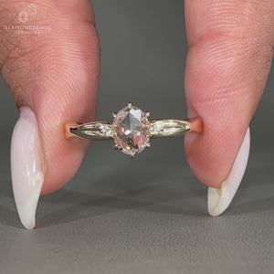 6 claw prong setting holds round cut side stone.
