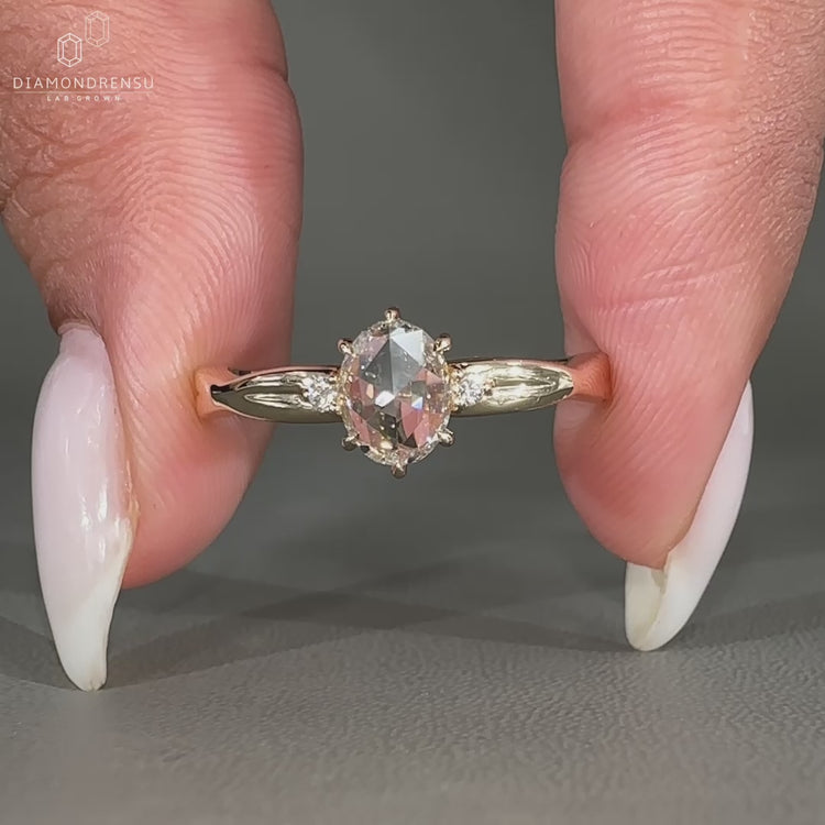6 claw prong setting holds round cut side stone.
