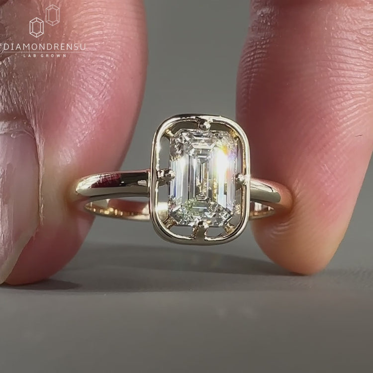 Compass prong setting in yellow gold ring.
