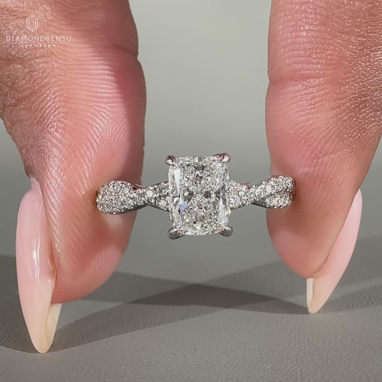 4 claw prong setting and round cut diamond.
