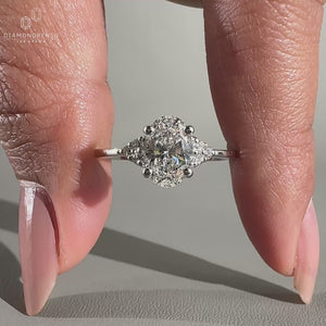 Muse setting ring with round side stones ring.
