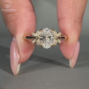 4 claw prong setting with round side stone.
