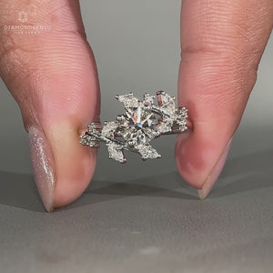 Round cut diamond engagement ring in white gold.
