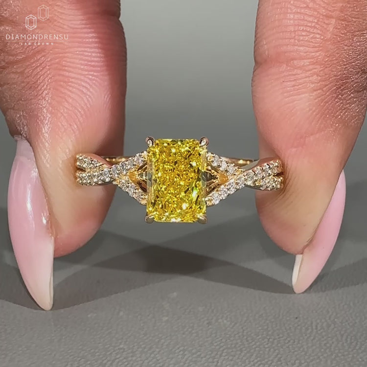 Round diamond pave band in twisted pave engagement ring.
