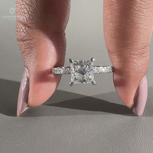 Round cut engagement ring in white gold.
