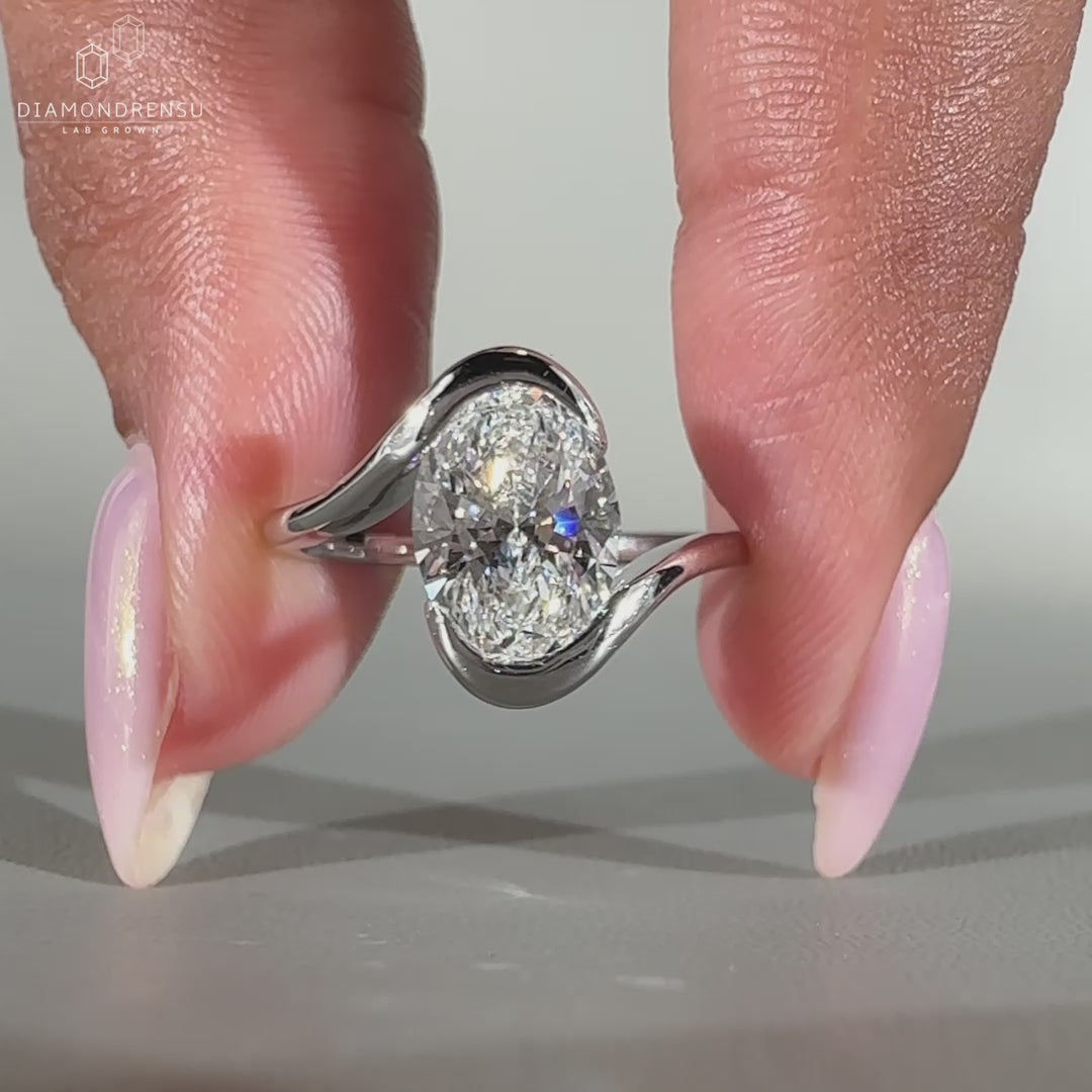 Solitaire engagement ring in white gold.
