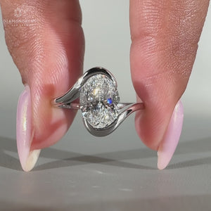 Solitaire engagement ring in white gold.
