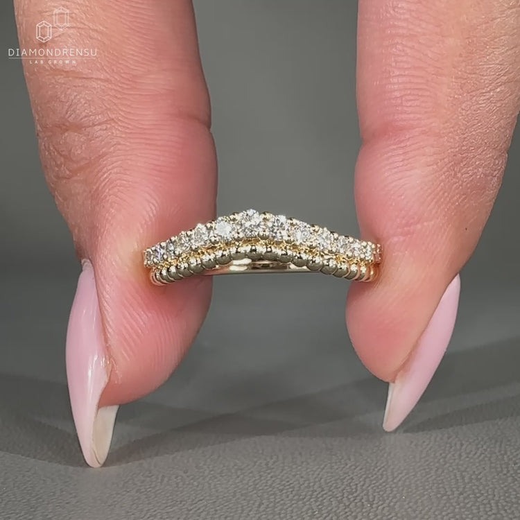 Round cut wedding band in yellow gold wedding band.