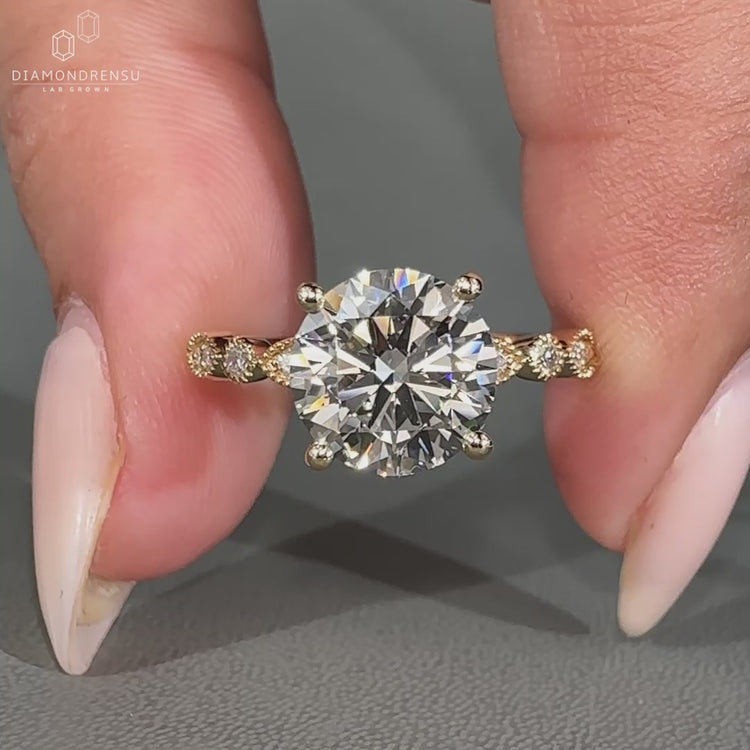Milgrain setting round diamond engagement ring.
