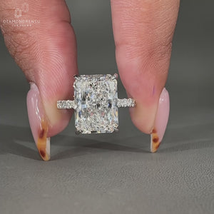 4 claw prong setting holds round cut diamond.
