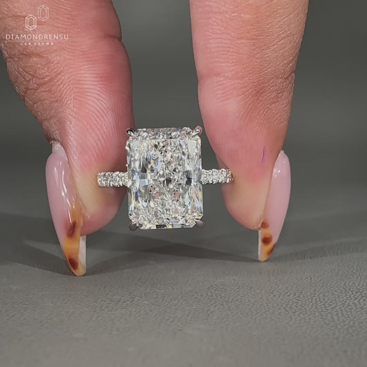 4 claw prong setting holds round cut diamond.
