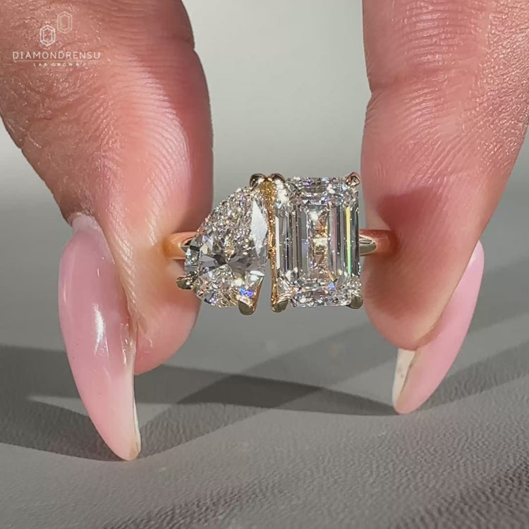 Claw prong setting used in 2 stone diamond ring.
