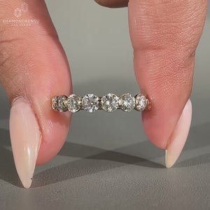 Round shape diamond band for stacking.
