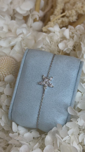 Delicate Flower Design Chain Bracelet