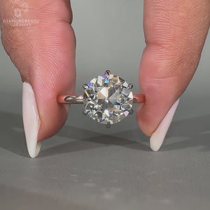Round diamond ring in 6 claw prong setting.
