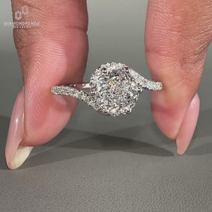 Round cut diamond in white gold diamond ring.
