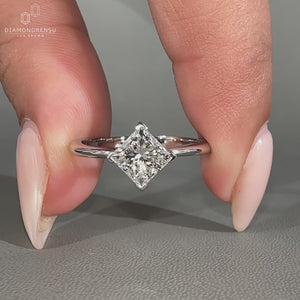 Compass prong setting with 4 V prong setting.
