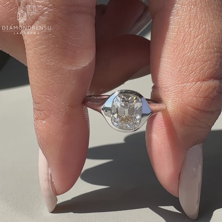 Solitaire engagement ring made in tapered shank ring.
