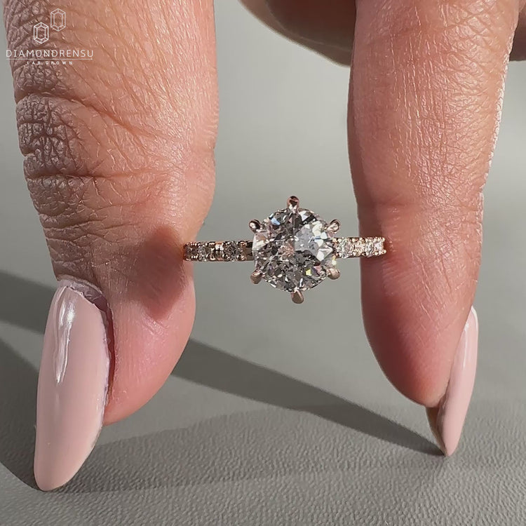 Round cut diamond ring in jubilee cut diamond ring.
