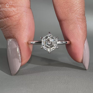 Solitaire diamond ring made with 6 claw prong setting.
