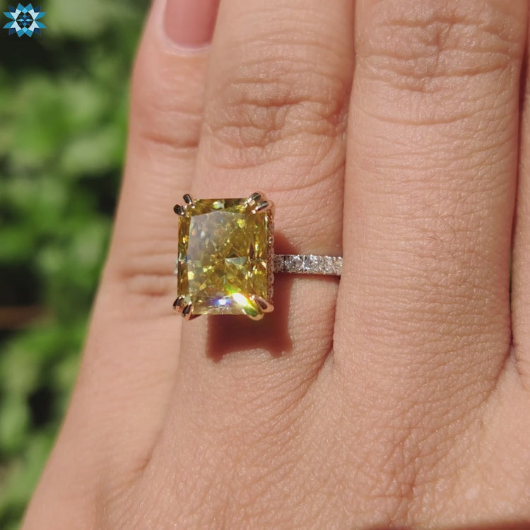 This round cut pave setting offers brilliant sparkle.
