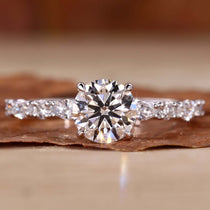 round diamond engagement ring