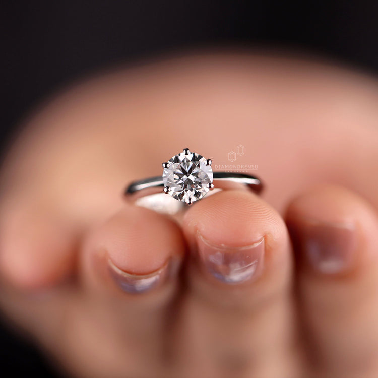 Round Lab-Grown Diamond Knife Edge Ring 1 CT