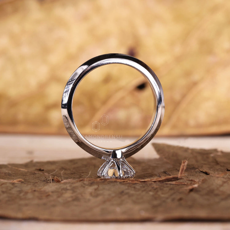 Round Lab-Grown Diamond Knife Edge Ring 1 CT