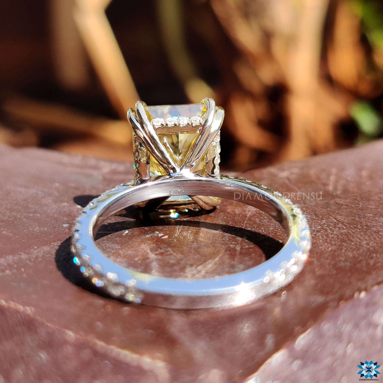 Hidden halo ring setting enhances the centre stone.

