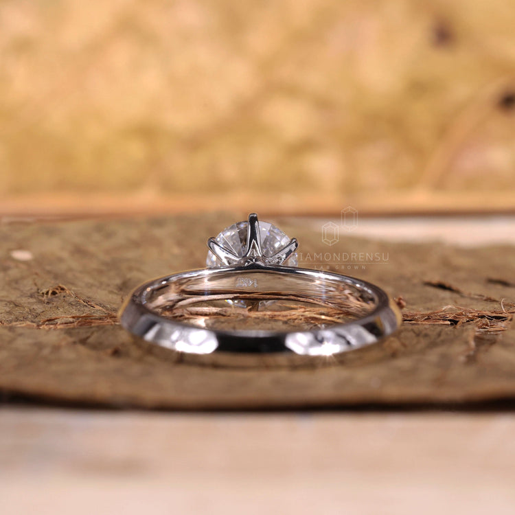 Round Lab-Grown Diamond Knife Edge Ring 1 CT
