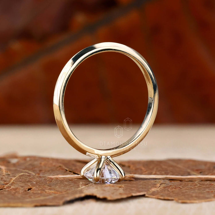 Round Cut Lab-Grown Diamond Solitaire Ring 0.9 CT