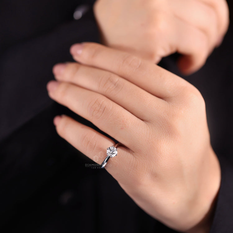 Round Lab-Grown Diamond Knife Edge Ring 1 CT